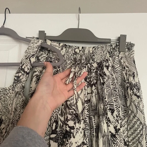 Black and White Patterned Two-Piece Outfit - Picture 3 of 5